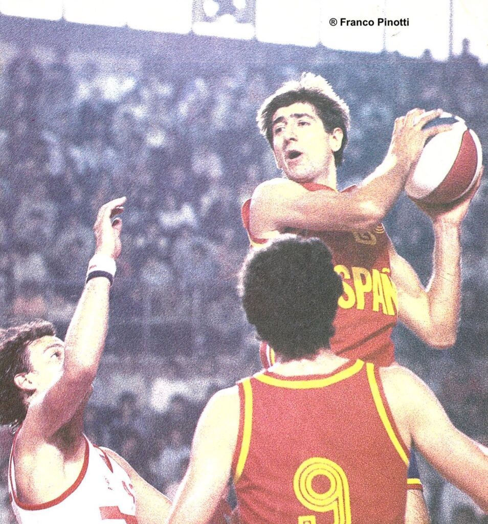 Andrés Jiménez atrapando un rebote con ese balón tricolor utilizado