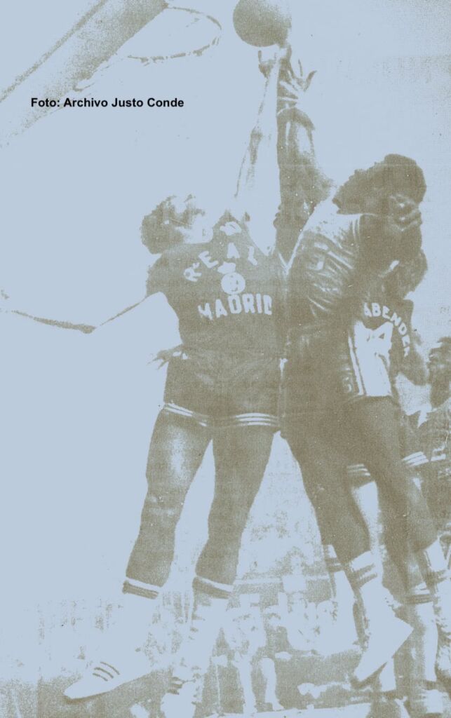 Lucha por el rebote entre Walter Szczerbiak y el base de Tennessee, Johnny Darden